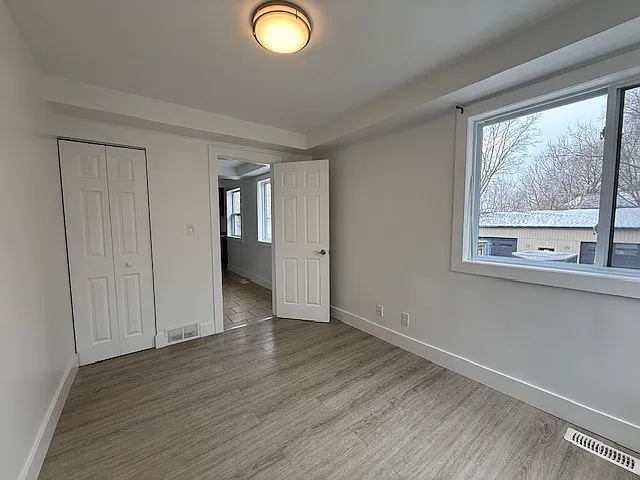 650 Victoria St #MAIN FLOOR — Photo 9