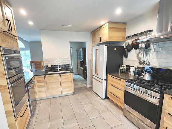 4th image of 15 Laurel Cir