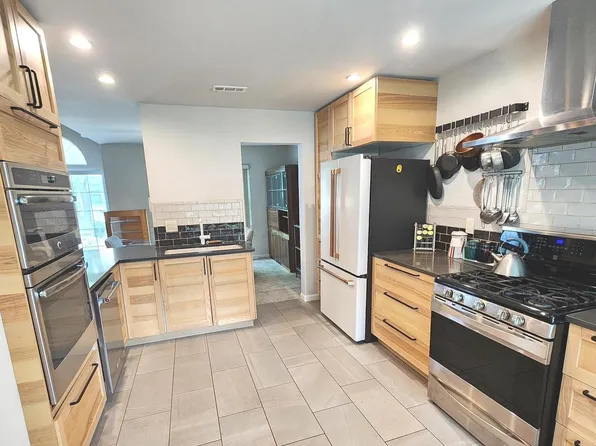 15 Laurel Cir, Newtown, PA 18940