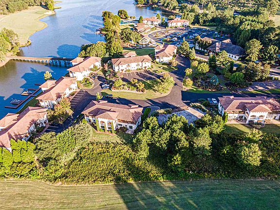 3rd image of 409 Cuscowilla Dr