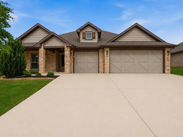 3205 Greenway Dr, Burleson, TX 76028