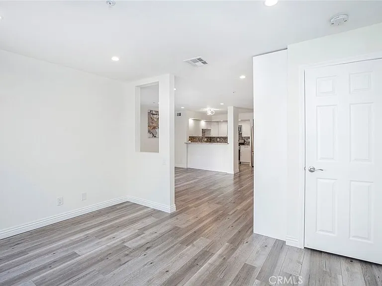 110 W Maple St #30 — Photo 2