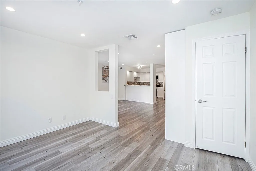 Building Photo - 110 W Maple St #30