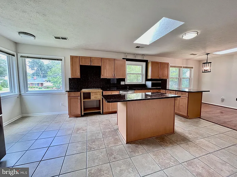 5350 Ravensworth Rd — Photo 50
