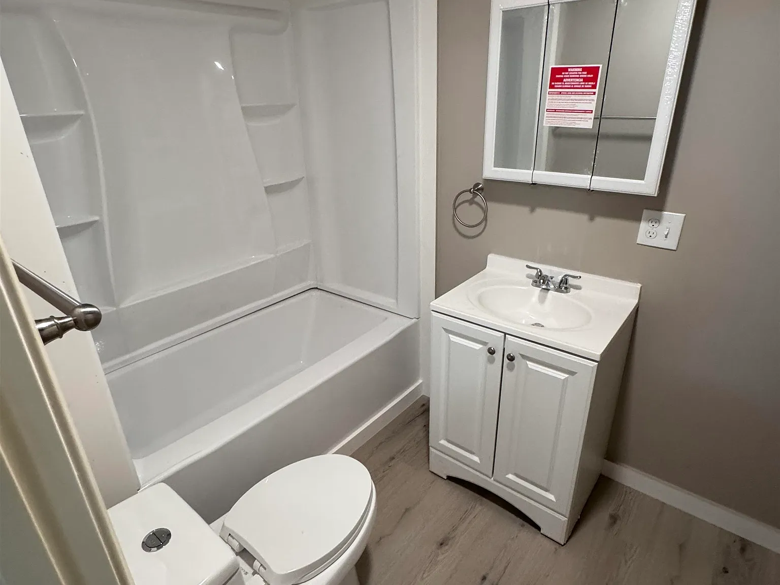 3 bed, 1.0 bath, 3596 sqft, $1,995 — Photo 4