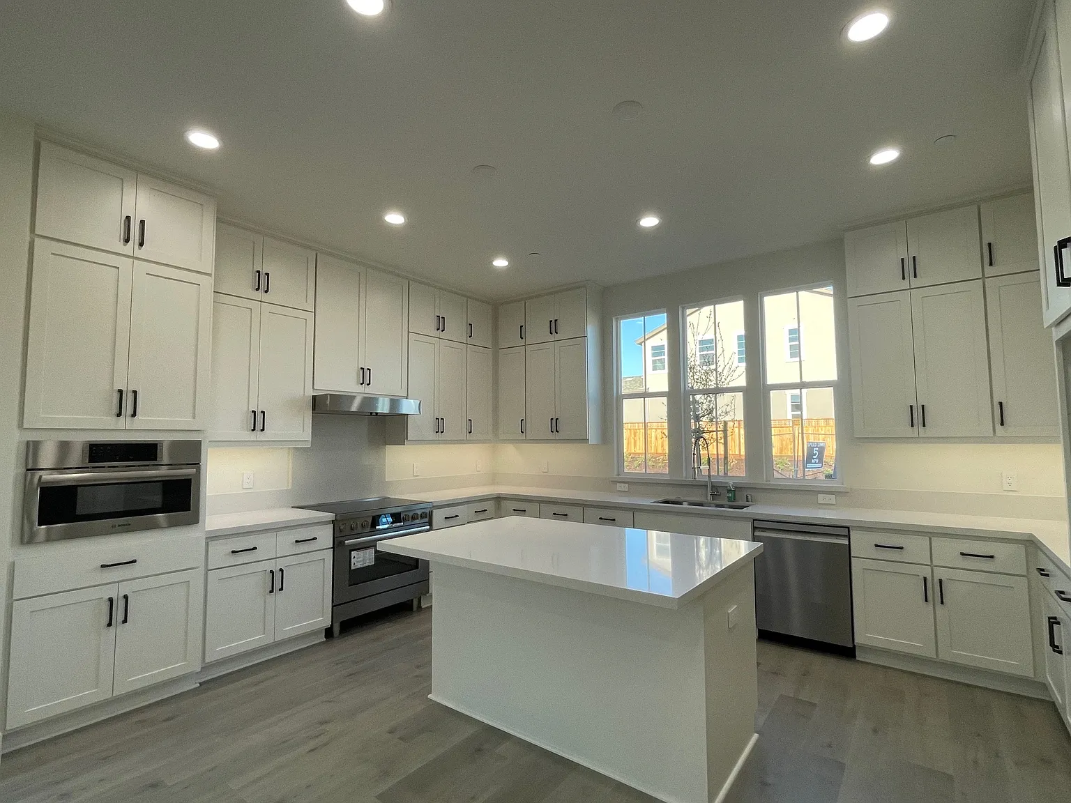4 bed, 2470 sqft, $5,200 — Photo 3