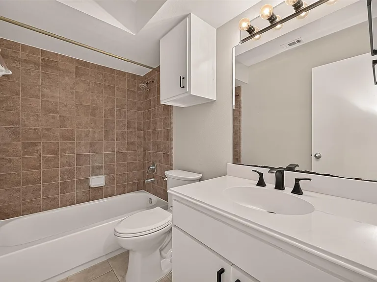 733 W 22nd St #D — Photo 6