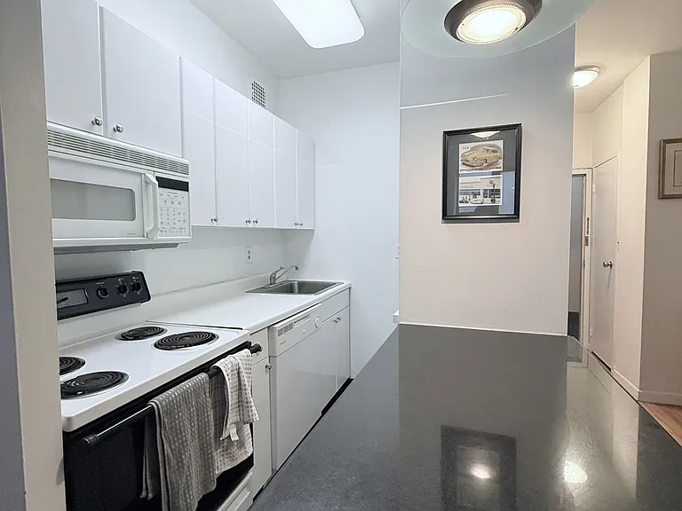 117 W 58th St #7F — Photo 2