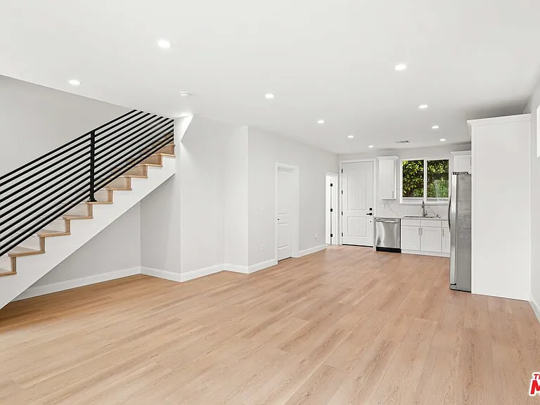 6932 Babcock Ave — Photo 4