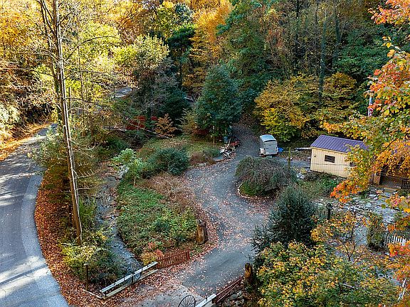 4th image of 218 Snyder Hollow Rd