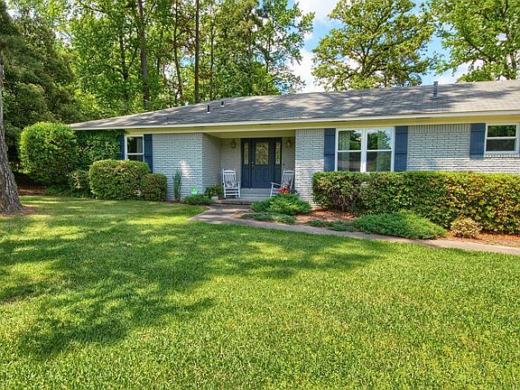 3rd image of 2904 Camelot Dr