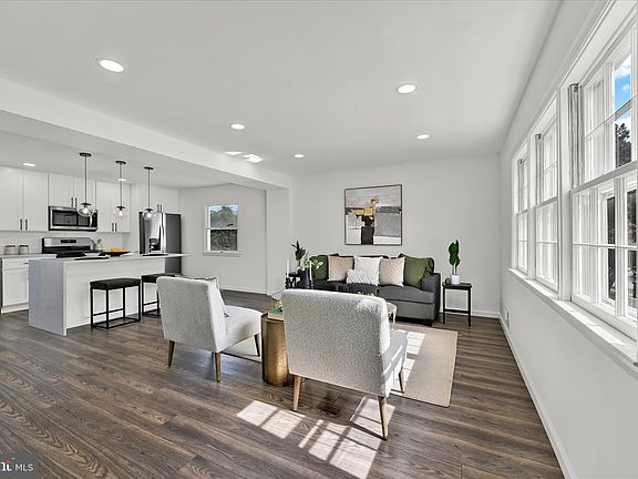 5th image of 145 W Chestnut Hill Ln