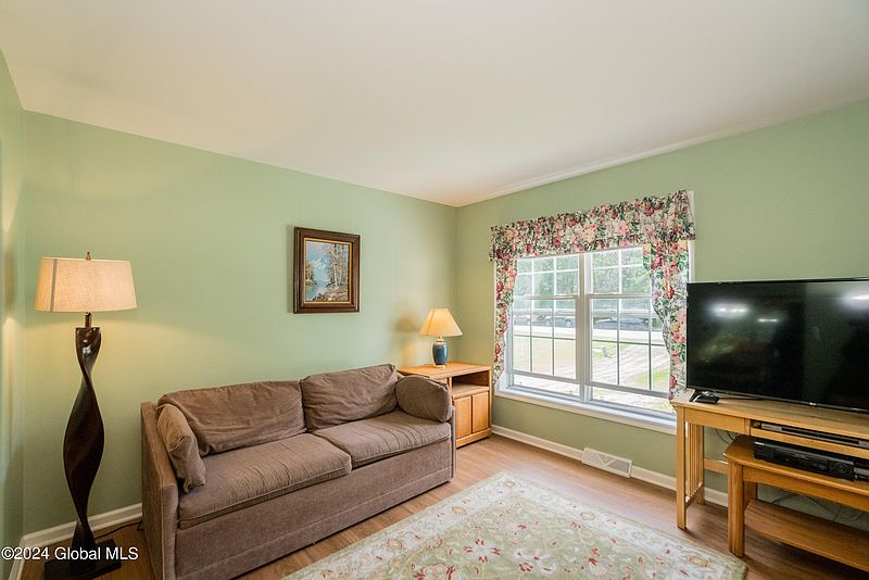 4th image of 608 Acland Boulevard