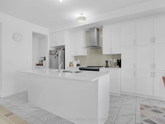 2nd image of 206 Dog Wood Blvd