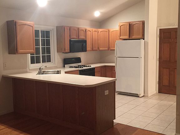 Kitchen (main floor)