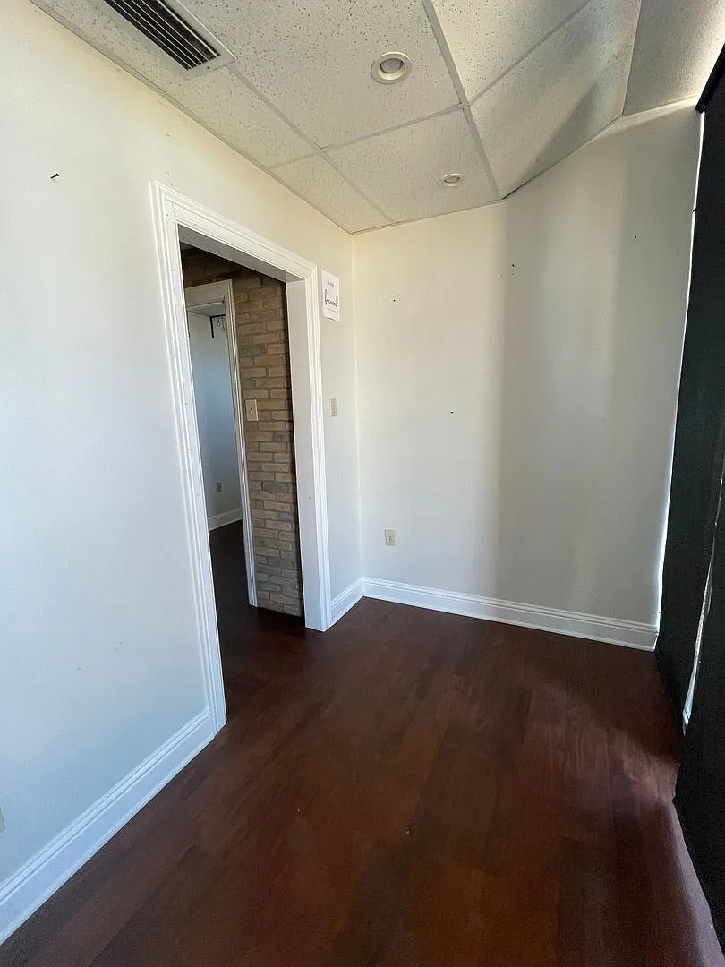 Gorgeous Commercial Unit off of North Market! — Photo 3
