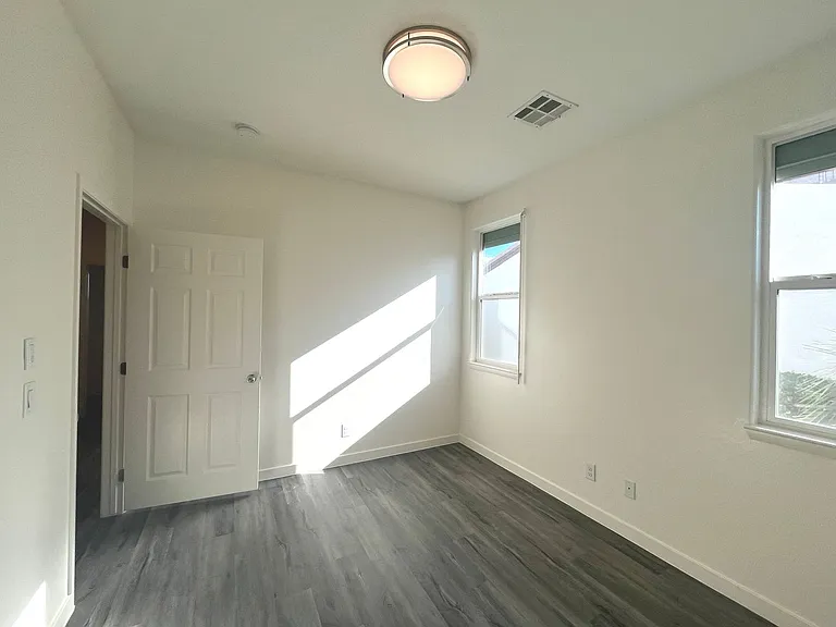 1533 Franklin Ln — Photo 53