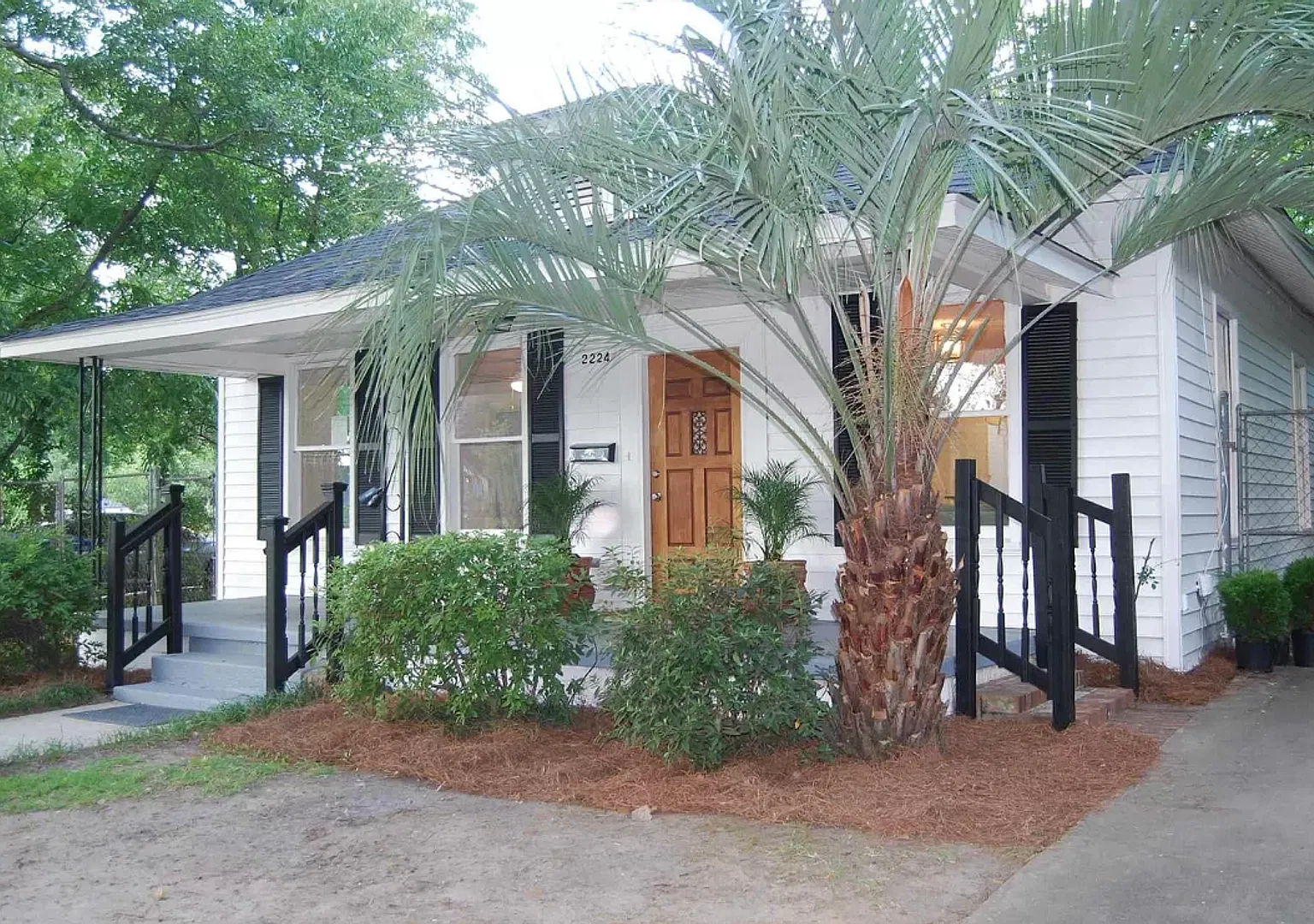Charming Shandon Neighborhood Bungalow — Photo 1