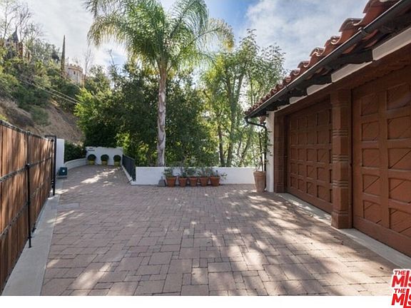 5th image of 3051 Hollyridge Dr