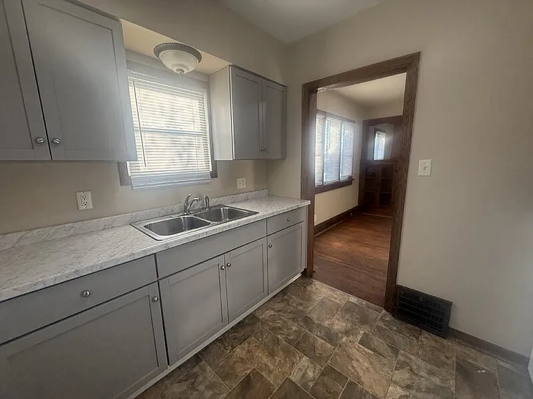 2824 Des Moines St — Photo 11