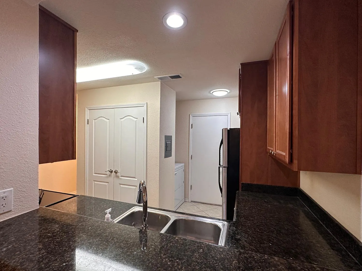 1 bed, 917 sqft, $1,550 — Photo 4