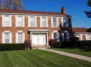 3510 Shore Crest Cir, West Bloomfield, MI 48323