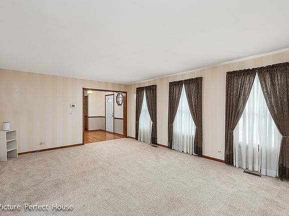 4th image of 388 Twin Creeks Dr