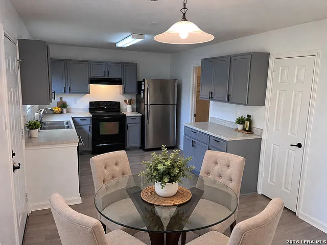 3 bed, 2.5 bath, 1988 sqft, $1,975 — Photo 4