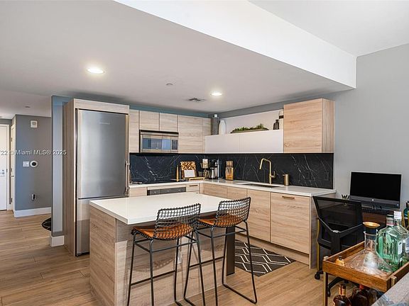3rd image of 16385 Biscayne Blvd #905