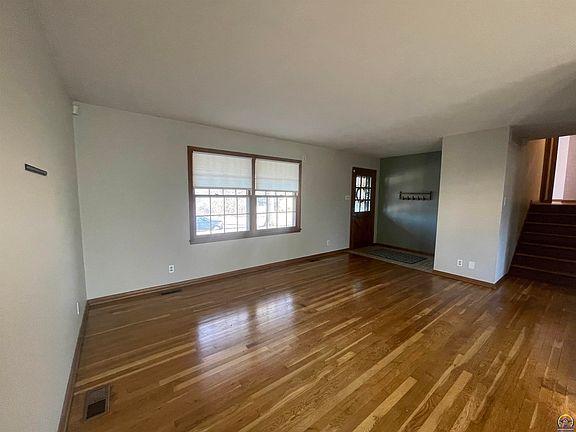 2nd image of 339 SW Woodbury Ct N