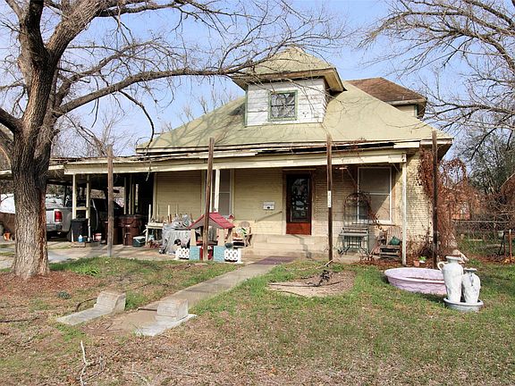 2nd image of 402 Trinity St