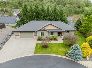 1695 NE Ruby Ct, Roseburg, OR 97470