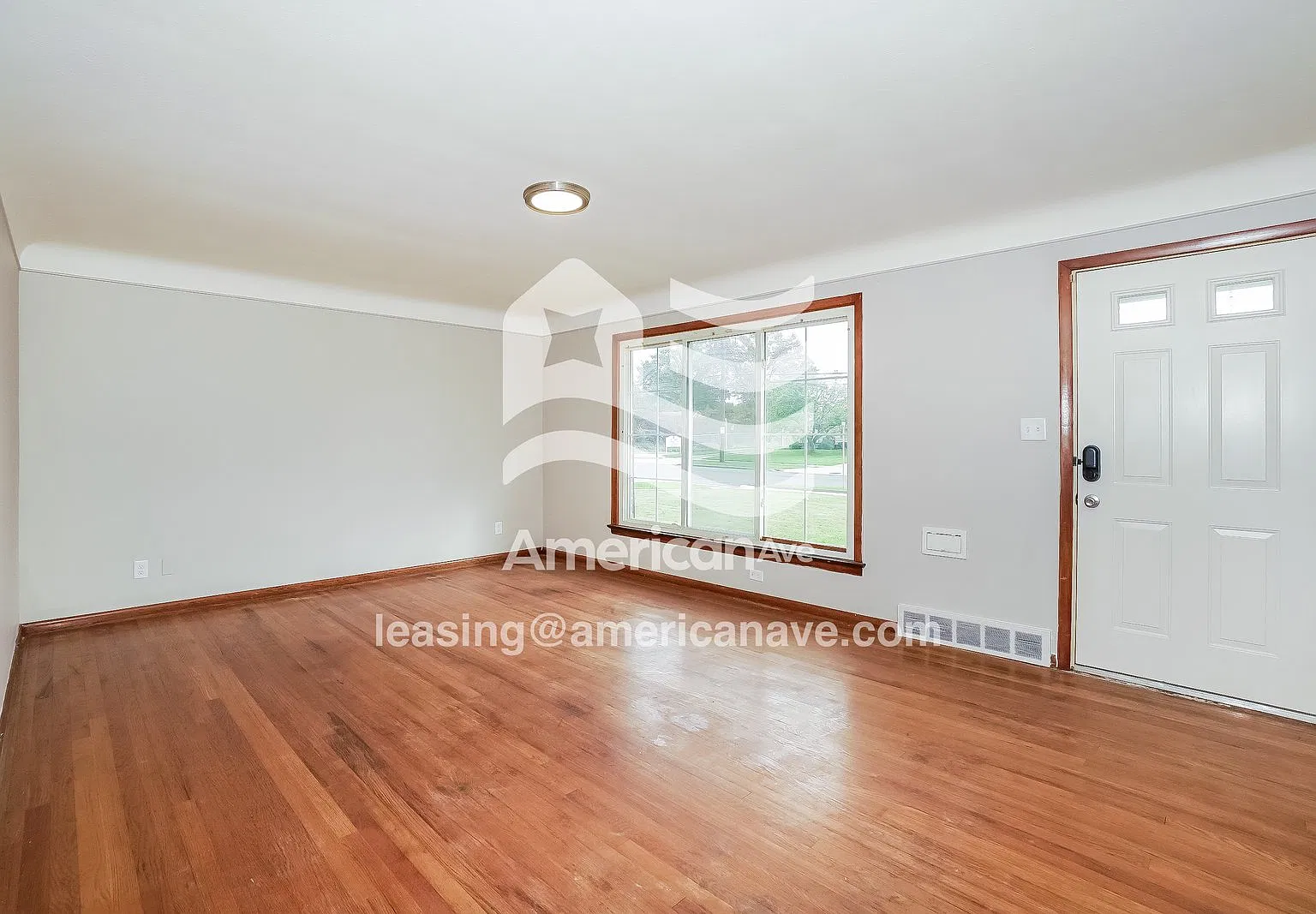 3 bed, 1.0 bath, 1189 sqft, $1,944 — Photo 3