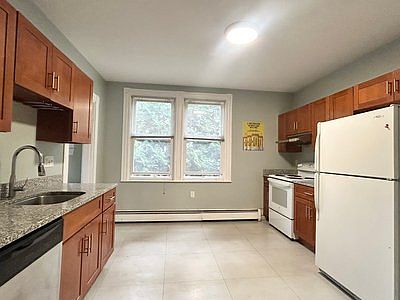 5th image of 500 Centre St #1A
