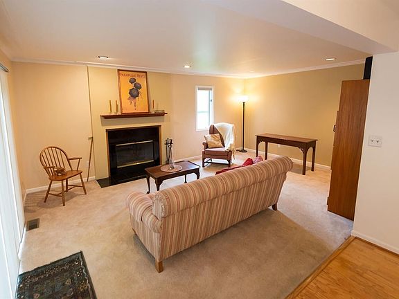 3rd image of 1356 Woodland Ct