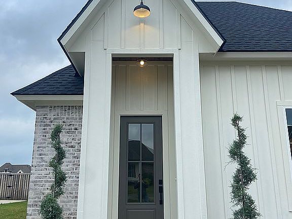 2nd image of 525 Diane Ln