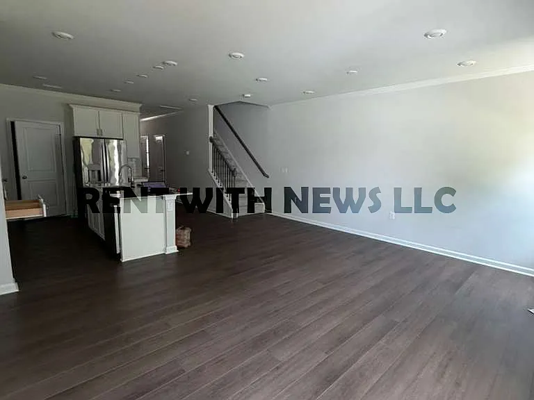 282 Paramount Dr — Photo 4