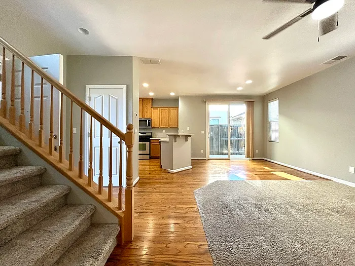 3 bed, 2.5 bath, 1464 sqft, $2,695 — Photo 4