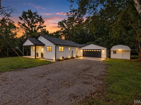 125 Anna Ave, Godfrey, IL 62035