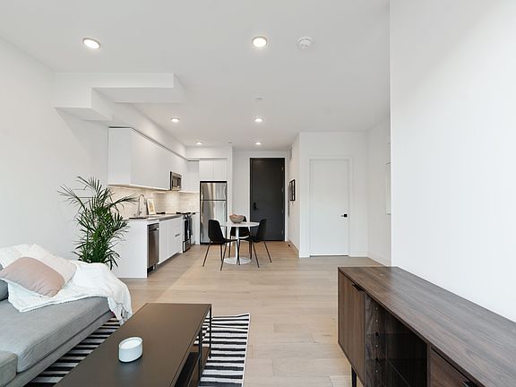 4th image of 5751 Lexington Ave #201