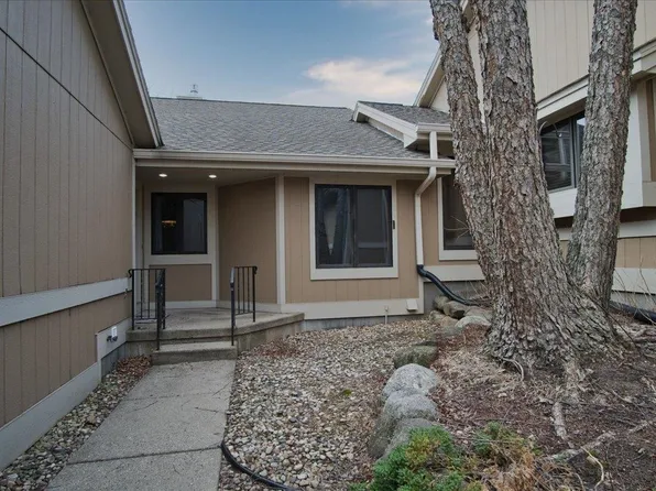5940 Woodcreek Ln, Middleton, WI 53562