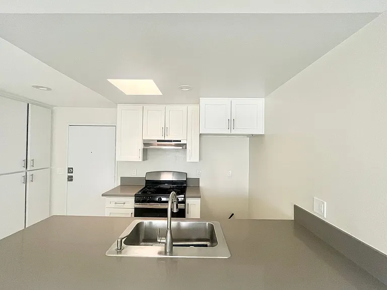 820 Glenoaks Apartments — Photo 18
