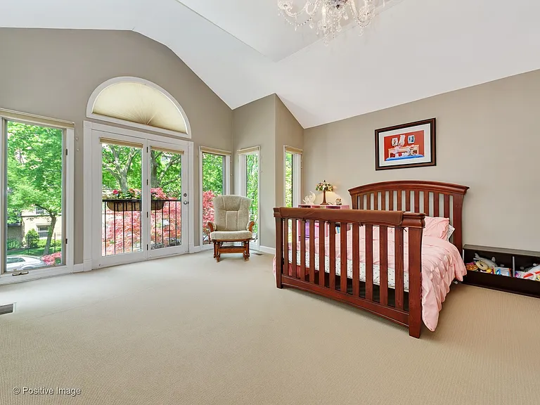 1213 W Roscoe St — Photo 22