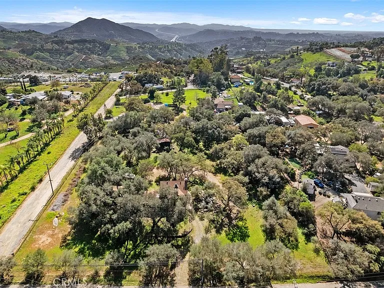 1239 Rainbow Valley Blvd — Photo 25