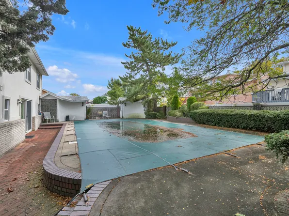 389 Mayfair Drive South image 5 of 17