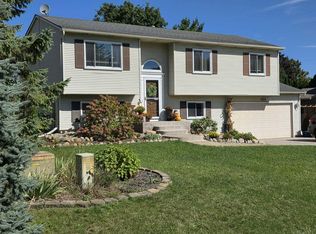 9060 Wildwood Lake Dr, Whitmore Lake, MI 48189