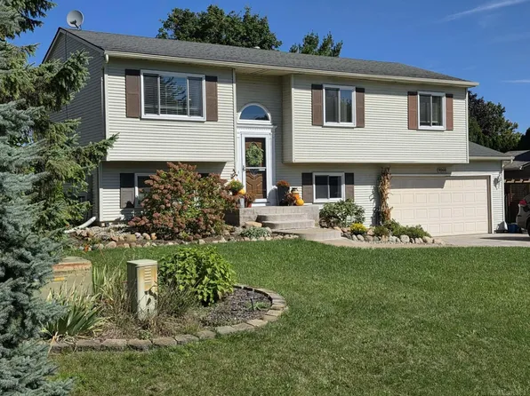 9060 Wildwood Lake Dr, Whitmore Lake, MI 48189
