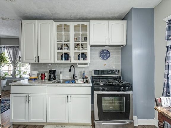 3rd image of 3901 Denison Ave #2