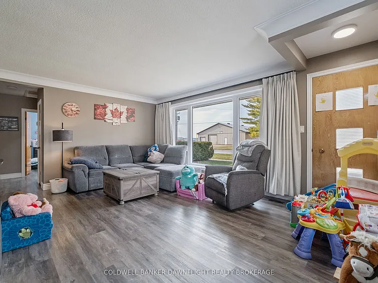 105 Wellington St W — Photo 7