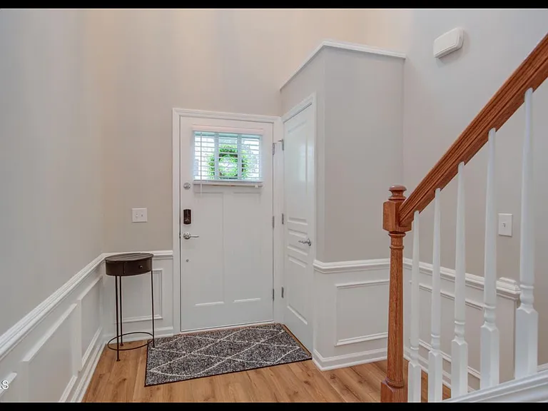 8619 Thunderwood Dr — Photo 1